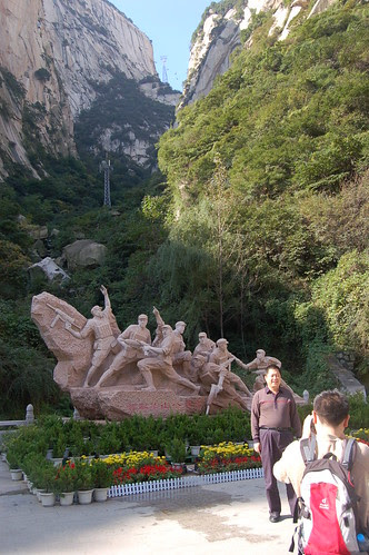 Am Fuss der Seilbahn beginnt der Army Pfad hinauf. Vor dem Denkmal machen Chinesen Fotos
