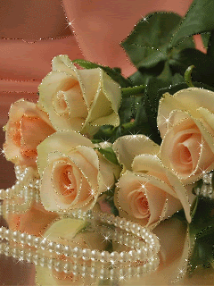 Кремовые розы и жемчуженные бусы