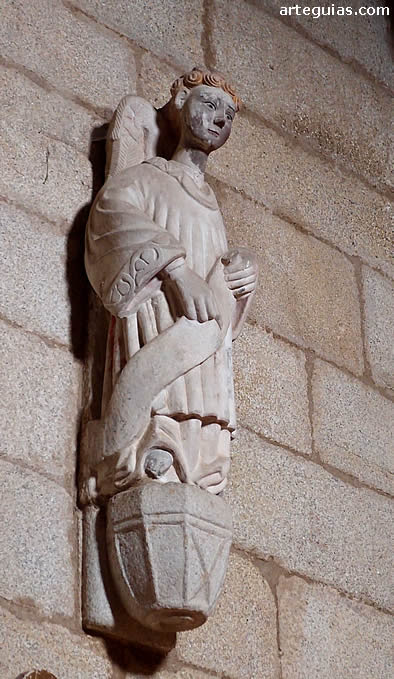 Estatua de un ángel en la capilla de  los Condes