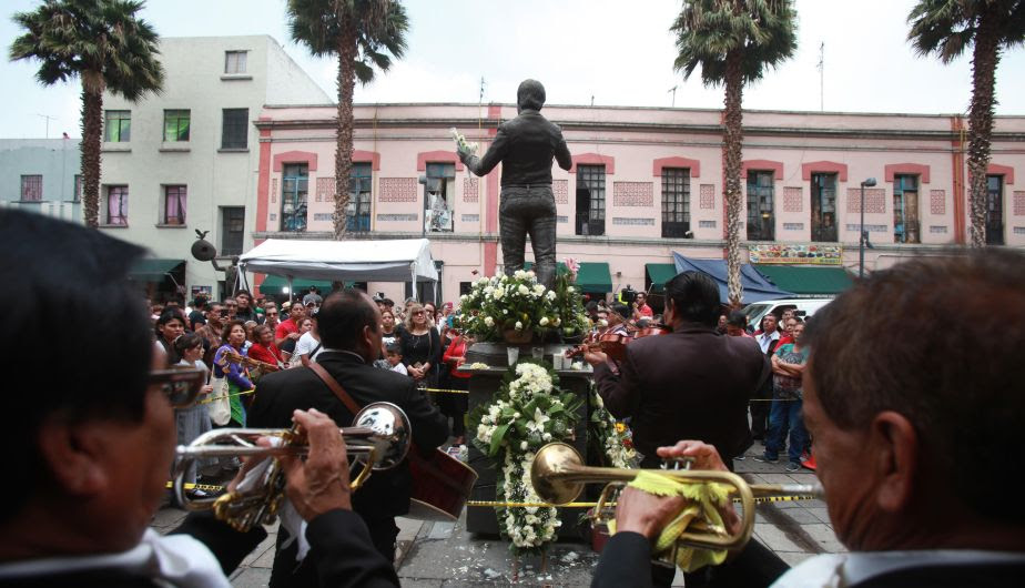 Resultado de imagen de cantautor mexicano Juan Gabriel durante un homenaje póstumo