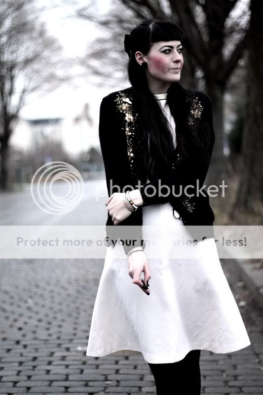 vintage outfit kleid weiß angora cardigan bestickt mit pailletten und perlen