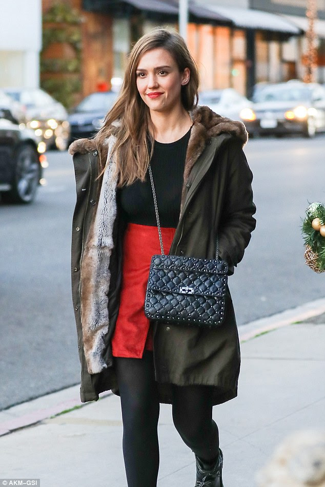 Cores do feriado! Jessica Alba espremido em algumas compras de última hora feriado na quinta-feira em Beverly Hills, Califórnia, ela vestiu cores de Natal em sua roupa