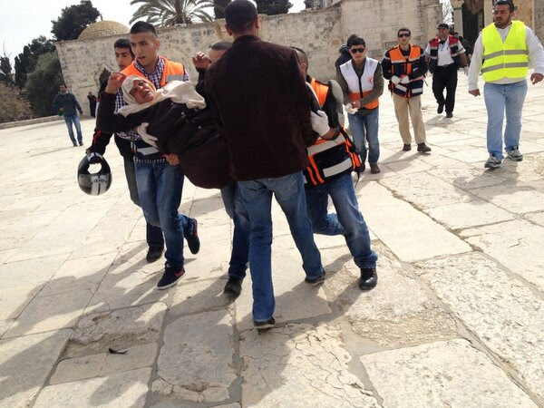 Zionis-seorang wanita-palestina-terluka-dibawa dari masjid al-aqsha-jpeg.image