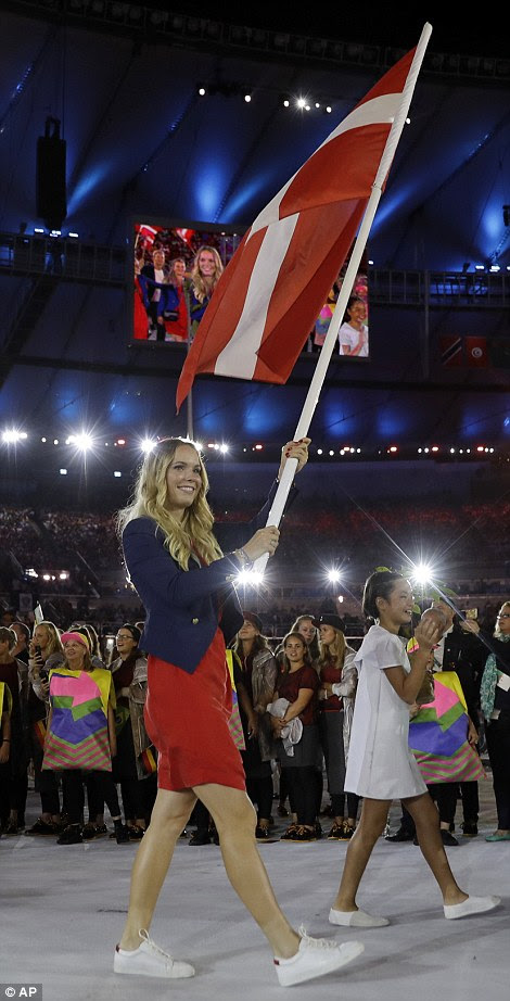 Caroline Wozniacki carrega a bandeira da Dinamarca durante a cerimônia de abertura dos Jogos Olímpicos de 2016 no Rio de Janeiro, Brasil, Sexta-feira