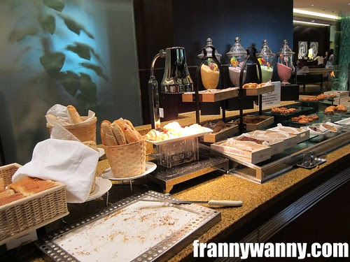 traders hotel singapore 13