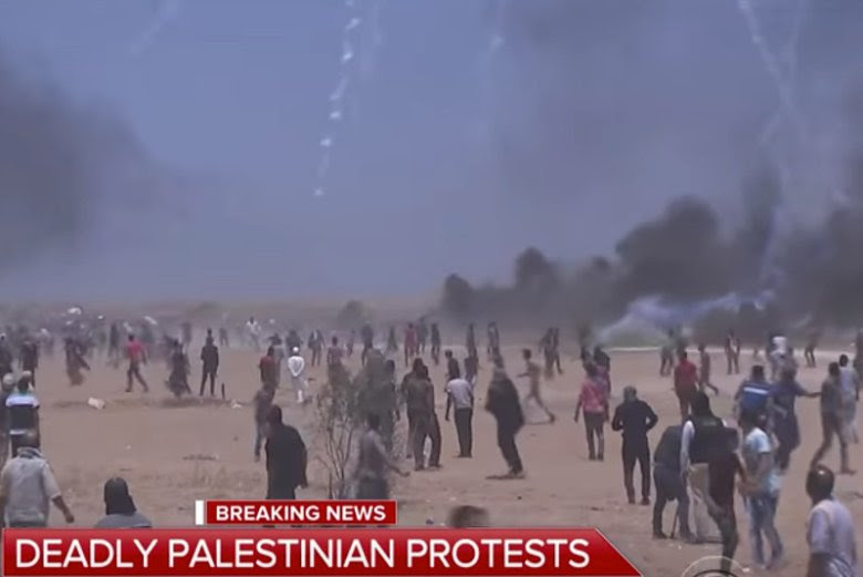 Screen z telewizji CBS This Morning – protesty Palestyńczyków na granicy Izraela ze Strefą Gazy.