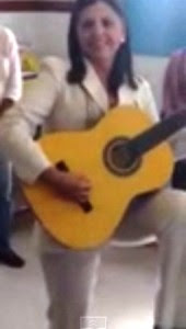 Roseana Sarney canta e toca para alunos do Estado