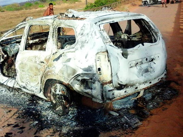 Bandidos atearam fogo em dois carros na fuga (Foto: Marcelo Oliveira/Arquivo pessoal)