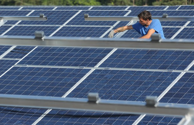 Trabalhador instala painel solar na Alemanha (Foto: Sean Gallup/Getty Images) Trabalhador instala painel solar na Alemanha (Foto: Sean Gallup/Getty Images)