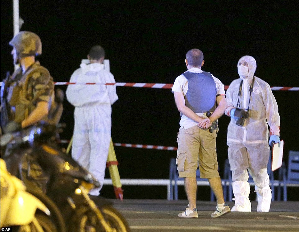 oficiais forenses tentaram estabelecer exatamente o que aconteceu ontem à noite, em um esforço para determinar se o assassino tinha qualquer ajuda externa