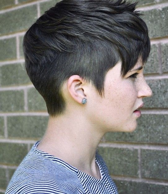Mini Undercut Frau
