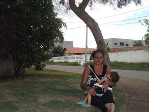 Doméstica Rosângela de Jesus Oliveira não mede esforços para que filhos estudem, em Aparecida de Goiânia, Goiás (Foto: Elisângela Nascimento/G1)