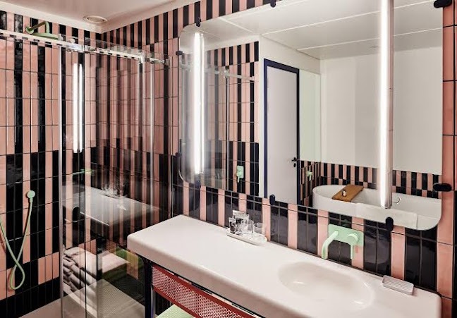 Comments and reviews of The Standard, London