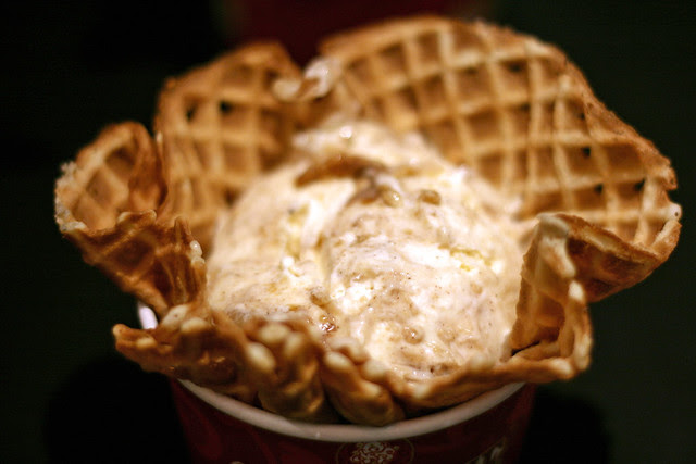 Apple Pie A La Cold Stone® (French Vanilla Ice Cream, Cinnamon, Graham Cracker Pie Crust, Apple Pie Filling & Caramel)