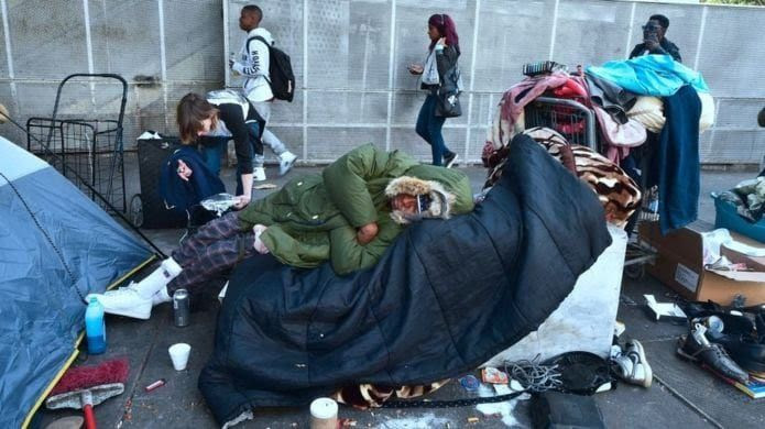 A Skid Row, Los Angeles, des milliers de sans-abri y vivent.