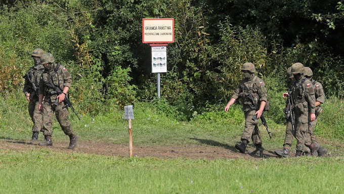 Польша заявила, что Беларусь раздает военную форму мигрантам, ожидает провокаций