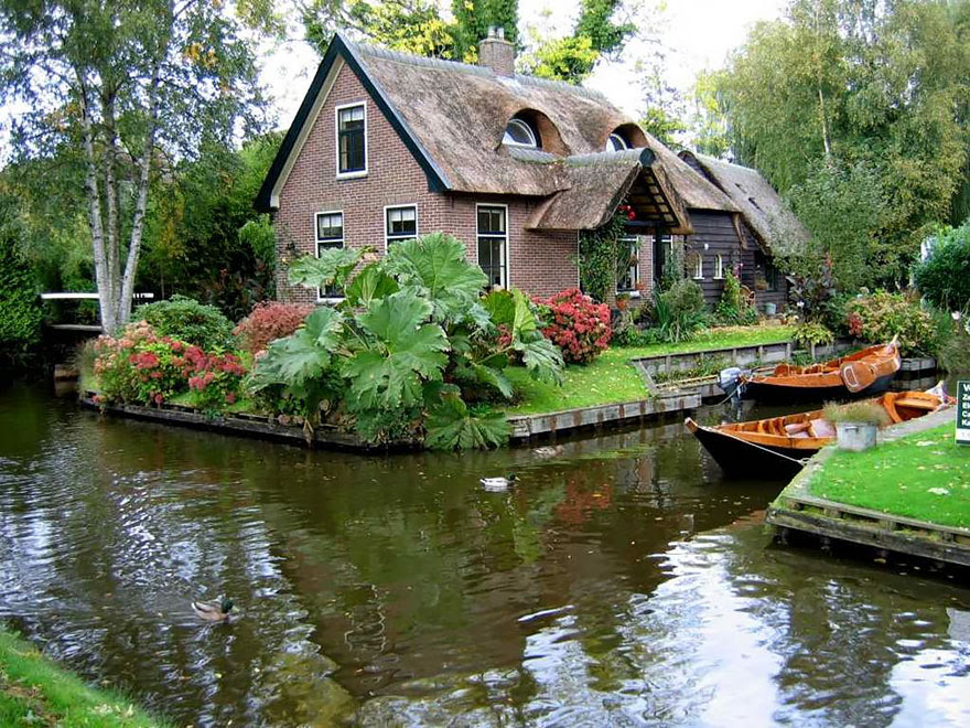 water-village-no-roads-canals-giethoorn-netherlands-8