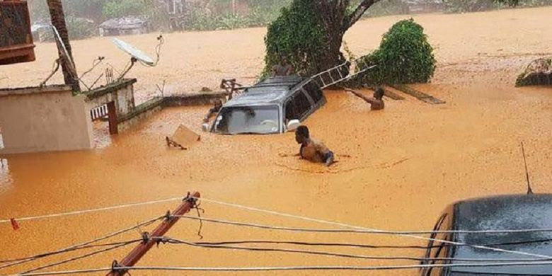 Banjir lumpur terjadi setelah hujan lebat yang membuat sisi gunung di pinggiran kota Freetown, Sierra Leone, longsor. Material berupa tanah dan batu-batuan luruh dan hanyut menjadi banjir lumpur.
