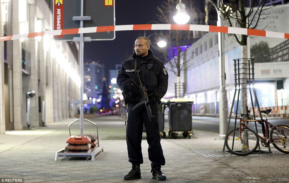 Policiais armados estão montando guarda na entrada ao mercado e ao redor de Berlim como a segurança é apertada
