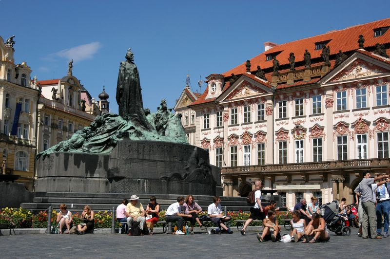 http://www.prague.net/gallery/old-town-square/images/dsc_60.jpg