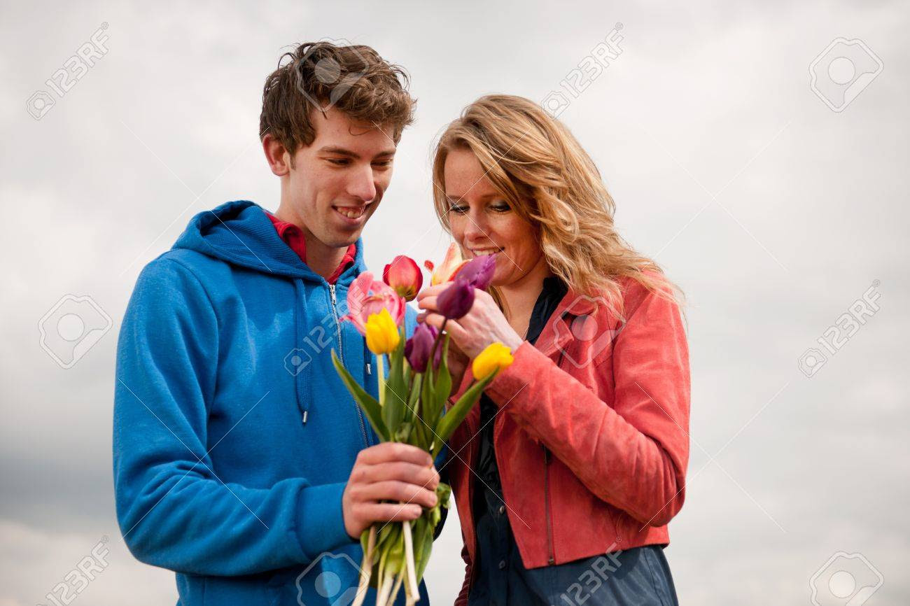 Resultado de imagen para una pareja con una flor