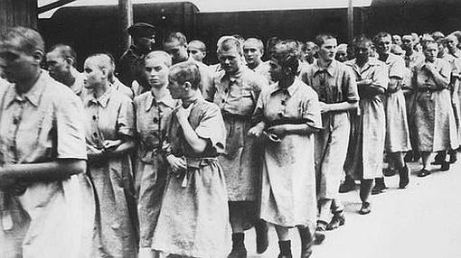 Un grupo de mujeres llega a Auschwitz