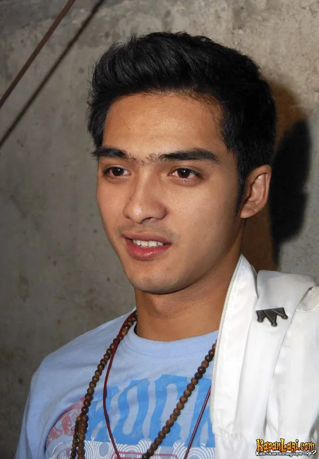 Foto Ricky Harun / Biodata dan Foto Ricky Harun Terbaru / Check