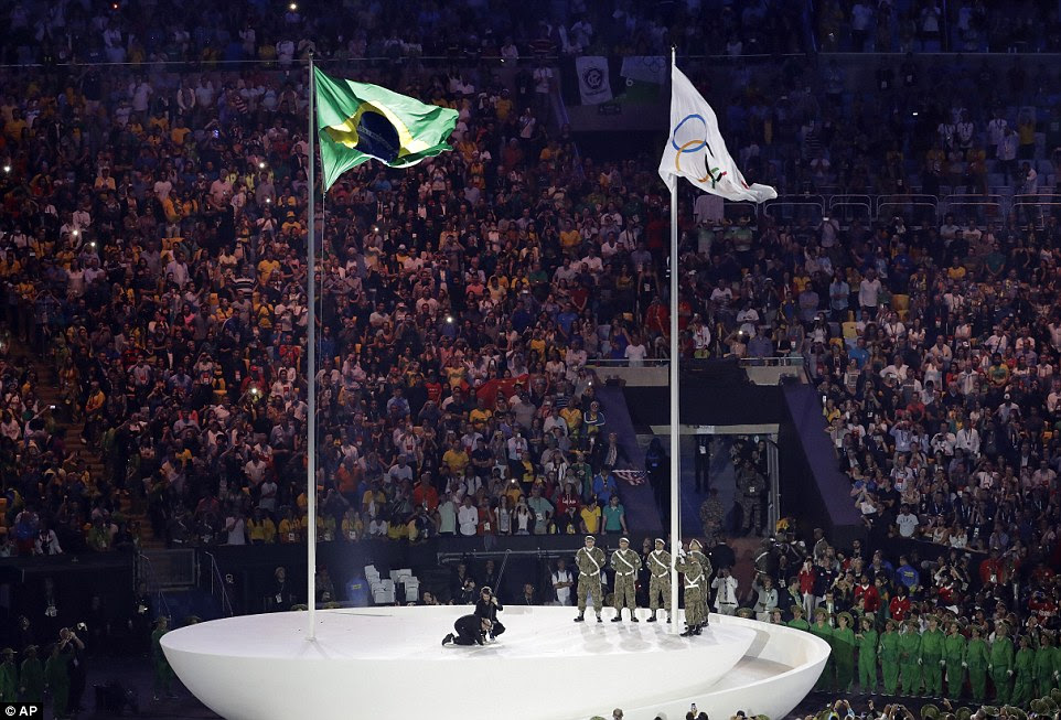 Soldados içar a bandeira olímpica durante a cerimônia de abertura dos Jogos Olímpicos de 2016 no Rio de Janeiro, Brasil, sexta-feira, agosto 5, 2016