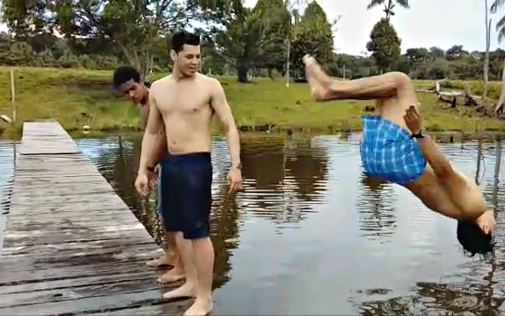 Jovem deu salto mortal e passou mal após o pulo, conta irmão (Foto: Alcemir Alves/Arquivo pessoal)