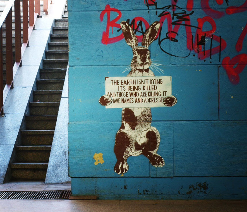 24 eloquentes obras de arte urbana mostrando a desagradável verdade 14