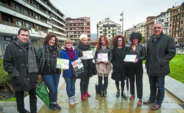 Escaparates. Bermúdez y Maeztu flanquean a los representantes de los comercios premiados./F. DE LA HERA