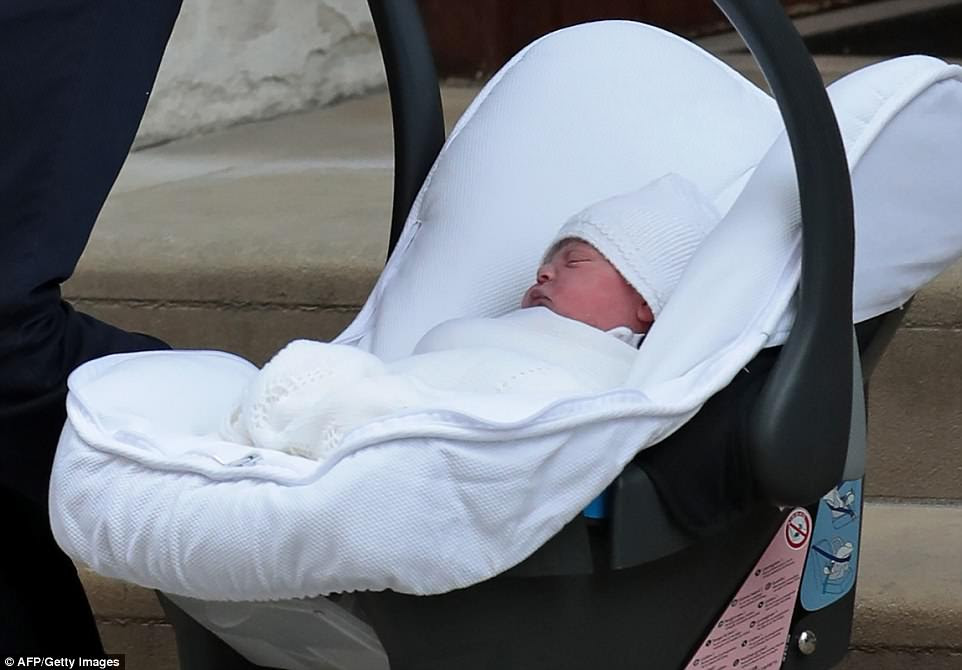 Blog de Juan Pardo La Duquesa de Cambridge y el Príncipe William emergieron del Lindo Wing para mostrar a su nuevo hijo al mundo