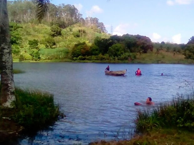 Vítima foi encontrada em lagoa de Simões Filho (Foto: Corpo de Bombeiros)