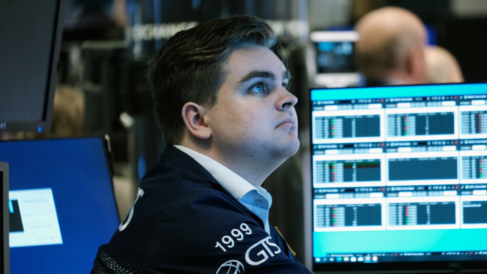 Stock futures fall slightly as Wall Street looks to snap losing streak