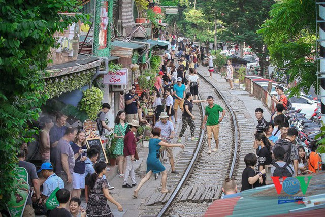 Tàu qua phố cà phê Phùng Hưng phải dừng khẩn cấp vì dân chạy không kịp - Ảnh 3.