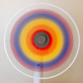 Pinte as lâminas de um ventilador de diferentes combinações de vermelho, amarelo e azul. Em seguida, ligue-o para revelar um lindo arco-íris.