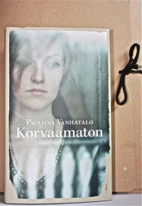 Pauliina Vanhatalo: Korvaamaton Arvostelijan ottama kuva Pauliina Vanhatalon "Korvaamattoman kannesta"