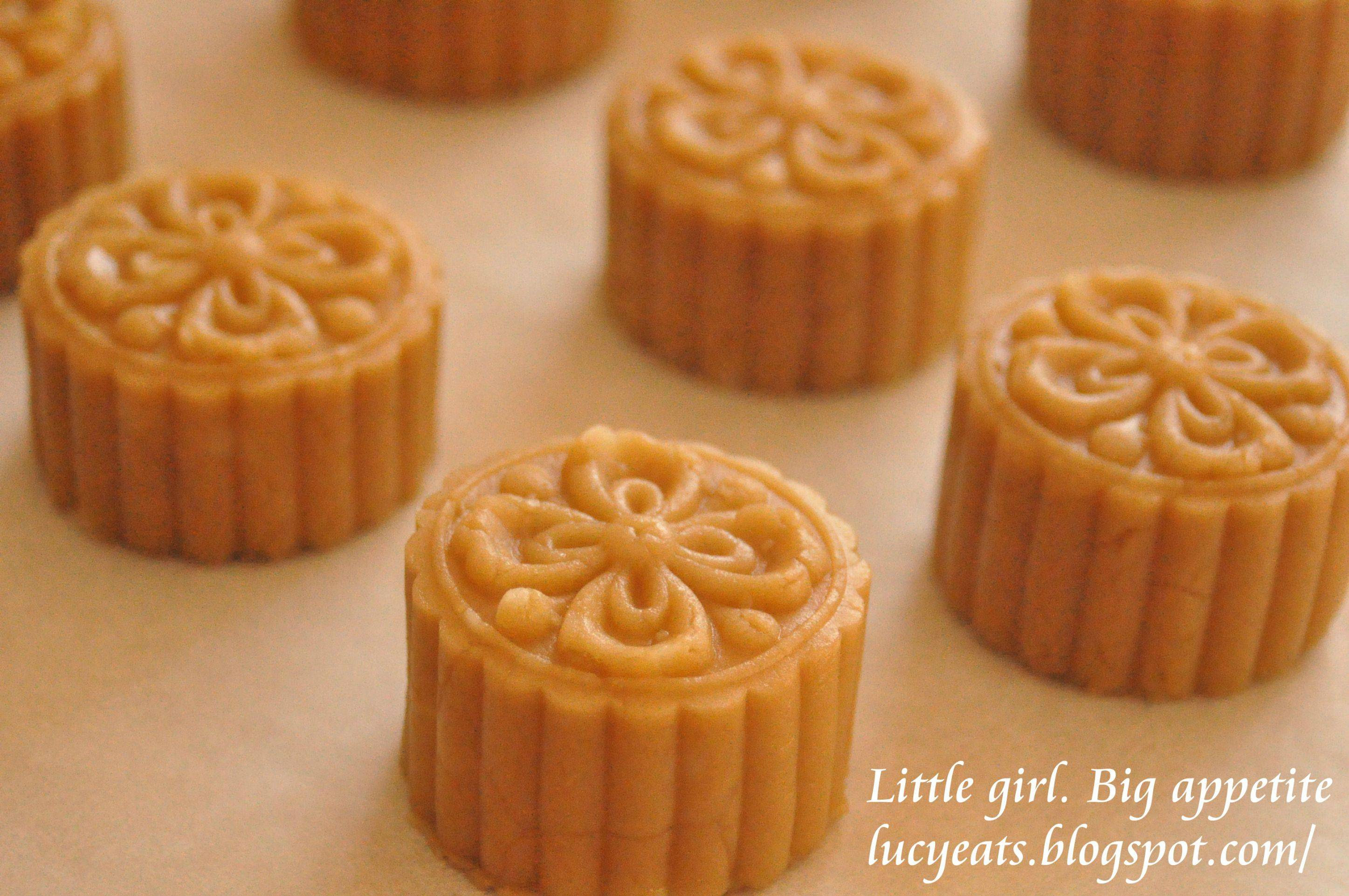 Lucy eats: Mooncakes with lotus seed filling
