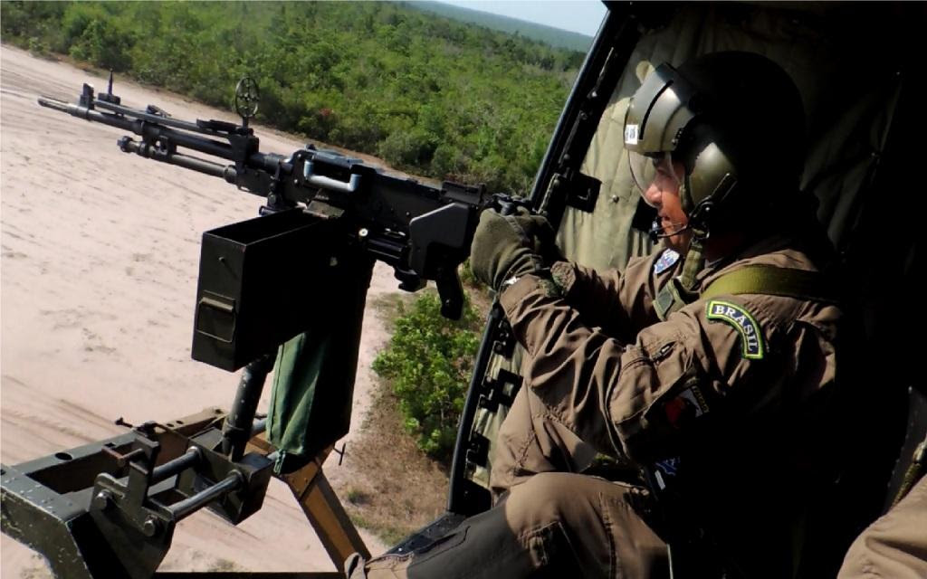 Um dos exercícios foi o emprego real de metralhadoras na lateral do helicóptero