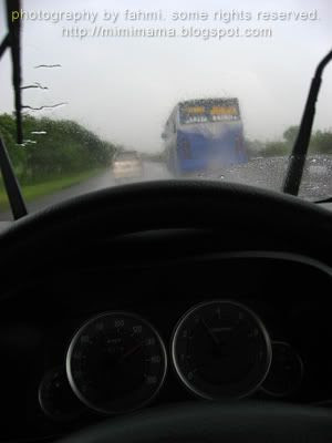 mobil coklat di depan itu...