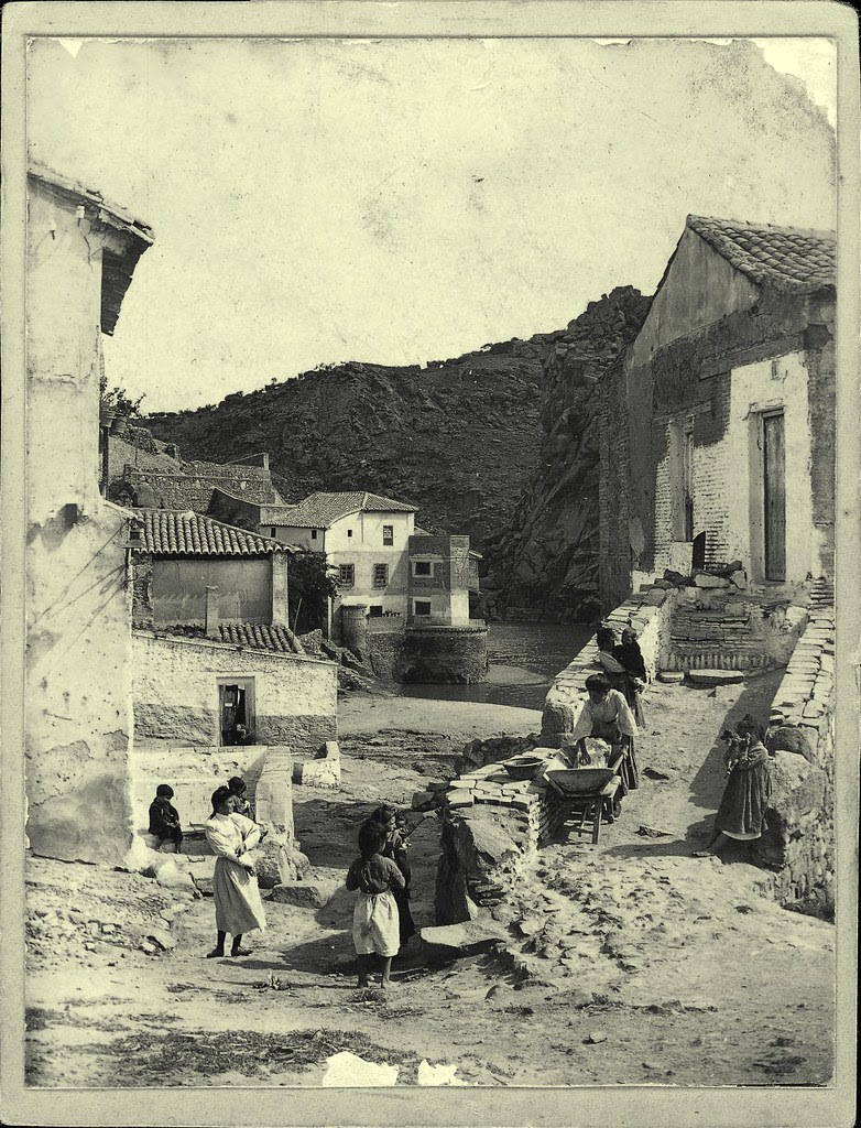 Casa del Diamantista y Torre del Hierro a comienzos del siglo XX. Fotografía de Pedro Román Martínez. Centro de Estudios Juan de Mariana. Diputación de Toledo