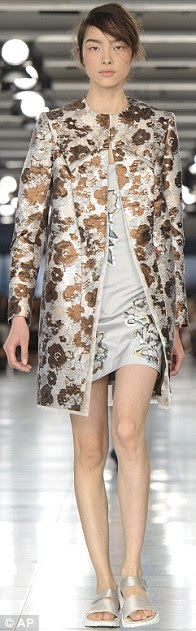 http://i.dailymail.co.uk/i/pix/2011/09/19/article-0-0DFB58E600000578-512_196x631.jpg