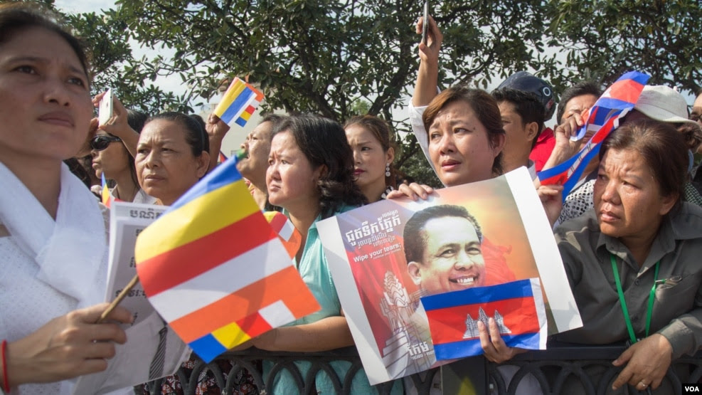 FILE - Tens of thousands of Cambodians march at a funeral procession of Kem Ley, heading to his homeland in Takeo’s Tramkak district on Sunday, July 24, 2016. Independent political analyst Kem Ley was shot dead on Sunday, July 10, 2016 in Phnom Penh. (Leng Len/VOA Khmer)