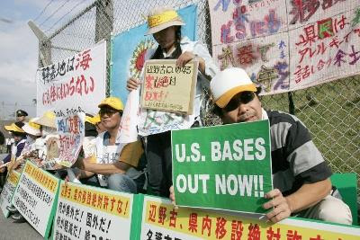 Manifestação em Nago pela saída da base dos EUA - Foto Hitoshi  Maeshrio/EPA/Lusa