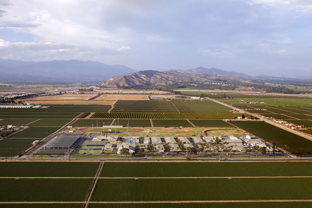 La Escuela Secundaria Río Mesa en Oxnard, California, está rodeada por campos de fresas por los cuatro costados.