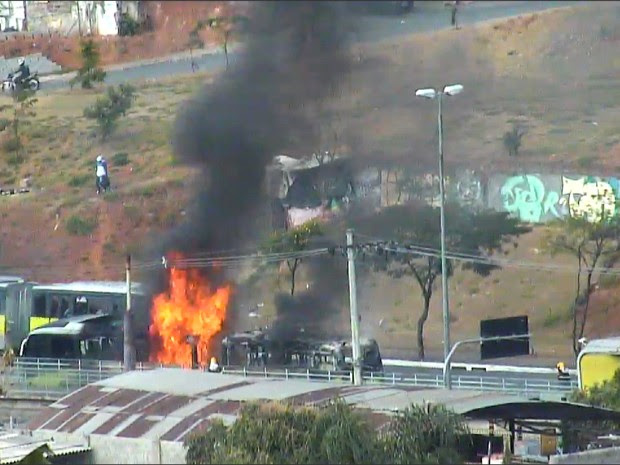 Ônibus pega fogo na Avenida Antônio Carlos, na Região da Pampulha, em BH. (Foto: Reprodução/TV Globo)
