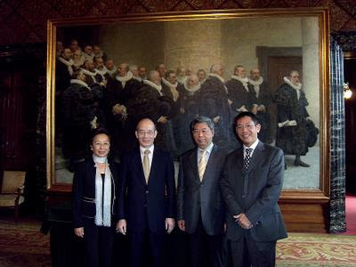 2009年中德文化經濟協會 參加台德友好協會——竹友會於漢堡舉辦的40週年慶祝 活動(台灣週活動), 協會韓宜靜理事長(左一)、阮文盟副理事長(右二)及 林智信理事(右一)等一行 人受邀參加致賀,並簽訂雙方友好協議,當時與駐德代表 魏武煉(左二)於漢堡市政府廳合影。阮文盟並受邀於漢堡Elbchaussee藝廊展覽及演講。 ( 阮文盟提供) 2009年中德文化經濟協會 參加台德友好協會——竹友會於漢堡舉辦的40週年慶祝 活動(台灣週活動), 協會韓宜靜理事長(左一)、阮文盟副理事長(右二)及 林智信理事(右一)等一行 人受邀參加致賀,並簽訂雙方友好協議,當時與駐德代表 魏武煉(左二)於漢堡市政府廳合影。阮文盟並受邀於漢堡Elbchaussee藝廊展覽及演講。 ( 阮文盟提供)