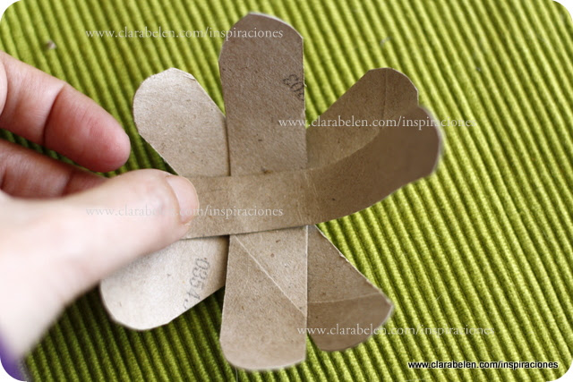 Manualidades: Rápida flor de loto con hechas con rollos de papel higiénico