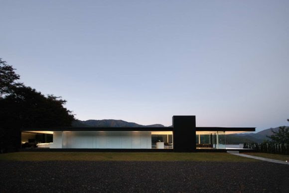 Минималистский дом у озера в Японии