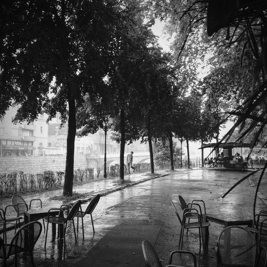 Un jour de pluie en Juin. Sarajevo 2014 © Miri Berlin Photographie